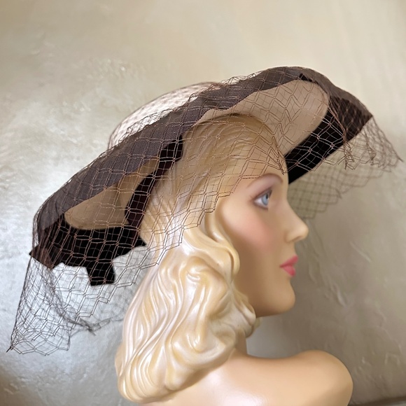 CHARISMATIC 1940s' NATURAL STRAW WIDE BRIM TILT HAT + VEIL + GROSGRAIN TRIM - Picture 6 of 11